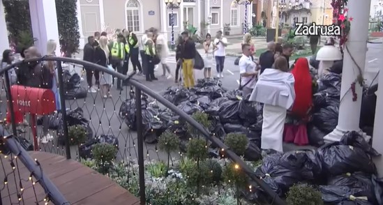 OPŠTI LOM U ZADRUZI, OBEZBJEĐENJE HITNO REAGOVALO Ivan Marinković urla, stvari pobacane po dvorištu (VIDEO)