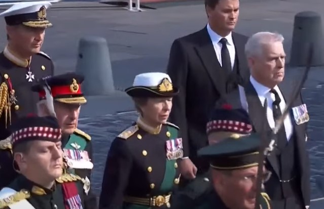 ZAŠTO JE PRINCEZA AN JEDINA ŽENA KOJA JE HODALA IZA KRALJIČINOG KOVČEGA? Prilikom ispraćaja Elizabete II svima za oko zapao ovaj detalj