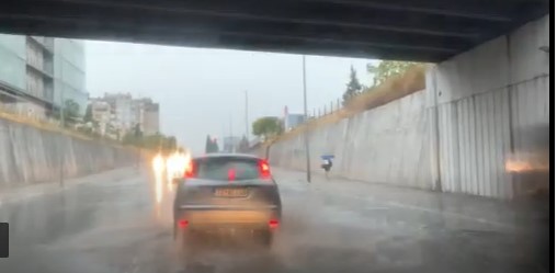 APOKALIPTIČNE SCENE U CRNOJ GORI Potop u Podgorici, ulice pod vodom i bez struje (VIDEO)