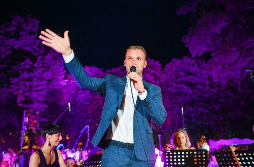 DRAŠKO STANIVUKOVIĆ POZIRAO UZ DRAGU OSOBU NA OTVARANJU BANJALUČKE FONTANE Prisutne građane oduševila dama koja zauzima posebno mjesto u srcu gradonačelnika (FOTO)