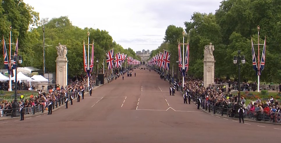 REDOVI ISPRED VESTMINSTER HOLA DUGI PO NEKOLIKO DESETINA METARA Hiljade ljudi čeka da oda poštu britanskoj kraljici