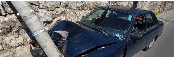 STRAVIČAN PRIZOR Zakucao se autom u stub u Šeheru (FOTO)