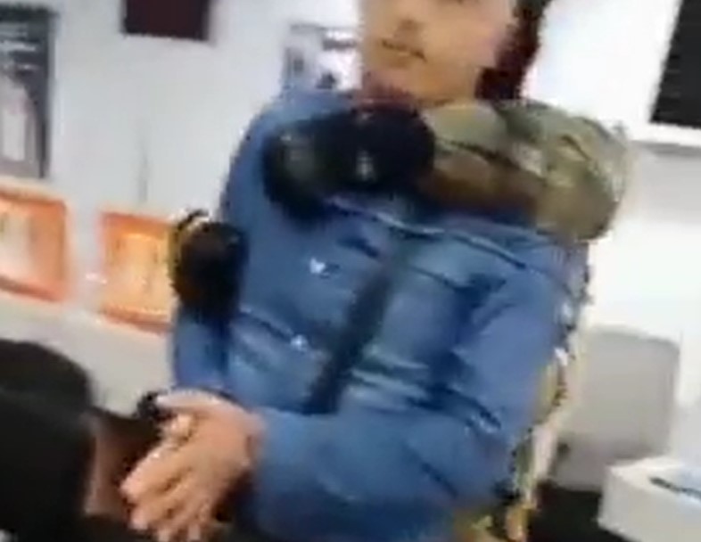 (UZNEMIRUJUĆI VIDEO) FILMSKA TALAČKA KRIZA Naoružan do zuba na nišanu drži 12 osoba - od policije traži 2 miliona dolara, helikopter i jednu neobičnu stvar