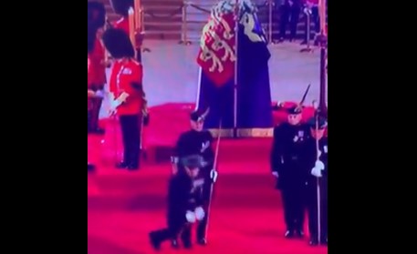 SKANDAL KOD KOVČEGA KRALJICE ELIZABETE Tokom prenosa uživo kraljevski stražar pao u nesvijest (VIDEO)