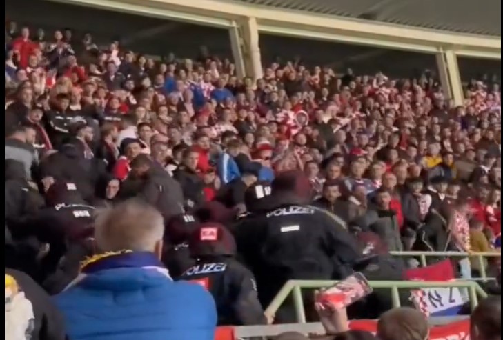 MAKLJAŽA U BEČU! HRVATSKI NAVIJAČI URNISALI PO CENTRU GRADA Grupa huligana se potukla sa policijom na utakmici (VIDEO)