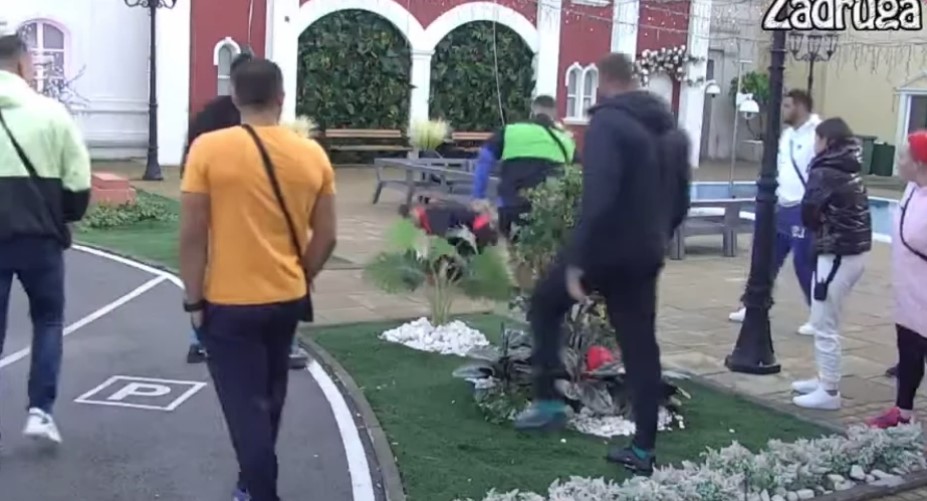 UROŠ OBLIVEN KRVLJU NAKON TUČE Pojavio se necenzurisani snimak okršaja između dvojice zadrugara (VIDEO)