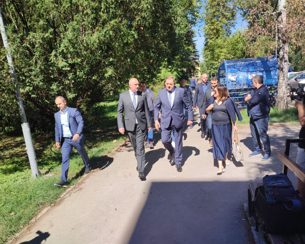 DODIK U STUDENTSKOM CENTRU Srpski član Predsjedništva obilazi čitaonice i menzu