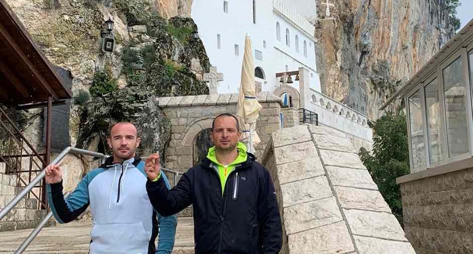 HODOČAŠĆE NAMIJENILI ZA OZDRAVLJENJE PRIJATELJA Kotorvarošani pješačili 400 km da se poklone moštima Svetog Vasilija Ostroškog