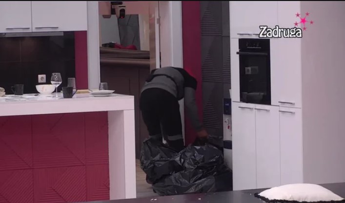 ŠTA SE DESILO SA ADAMOVIM PATIKAMA?! Dok su svi spavali, on je kovao osvetu (VIDEO)