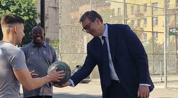 "U BRZOJ ŠETNJI DO ZGRADE UN NAUČIO SAM NOVE STVARI" Vučić zaigrao košarku u Njujorku (FOTO)