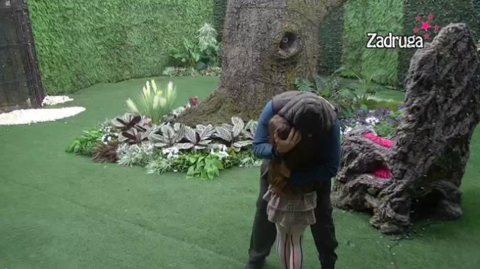 GROMADA ZAPLAKALA KAO MALO DIJETE! Miljanu Vračeviću stigla gošća, dirljiv susret oca i ćerke tjera suze na oči (VIDEO)
