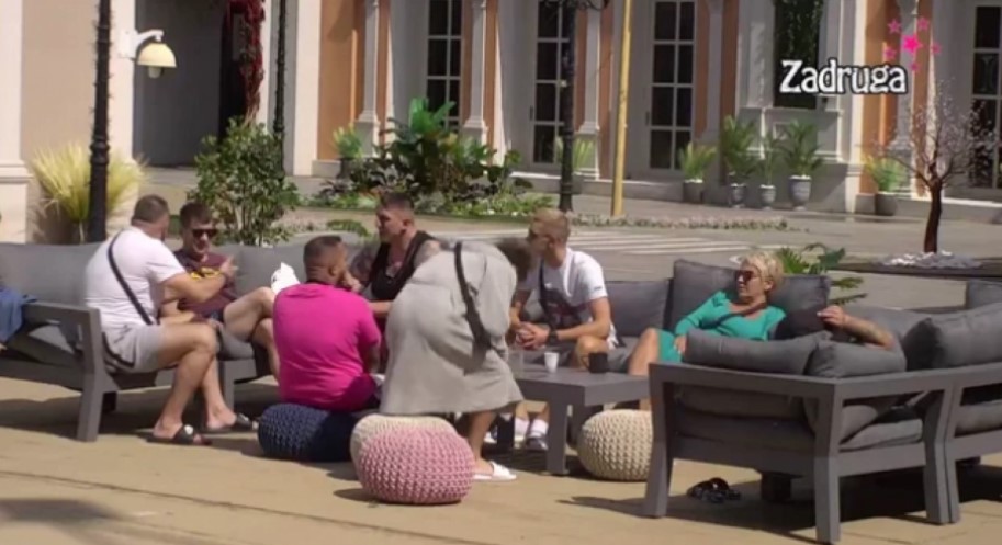 ZADRUGA TEK POČELA, A POLJUPCI VEĆ PRŠTE Ozvaničena prva veza u novoj sezoni rijalitija - nisu se mogli suzdržati (FOTO)