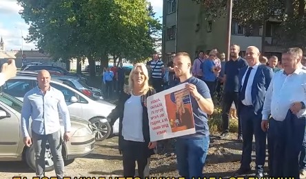 NEOBIČNO POSTAVLJANJE KAMENA TEMELJCA Cvijanovićevu na Pećanima dočekao transparent: "Obećala si gotov vrtić ove godine, a ne kamen pred izbore" (VIDEO)