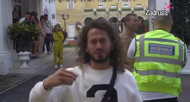 UPUTIO HITAN APEL PRODUKCIJI – NIJE MU DOBRO Adam potpuno van sebe nakon brutalnog okršaja sa Ćertićem (VIDEO)