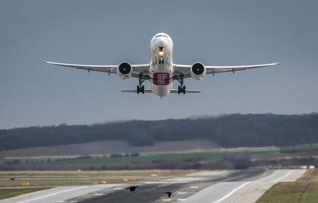 AVIONSKI SAOBRAĆAJ U BEOGRADU BIO OBUSTAVLJEN Grom udario i oštetio pistu