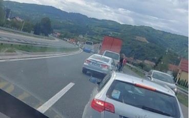 NESREĆA NA AUTOPUTU KOD SARAJEVA Saobraćaj potpuno obustavljen, povrijeđena jedna osoba