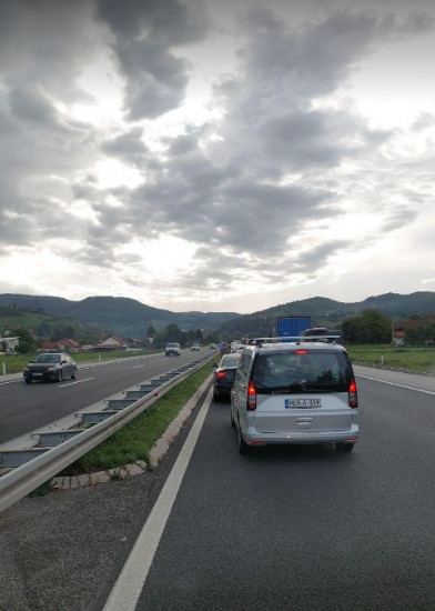 VELIKE GUŽVE NA AUTOPUTU Kamion zaustavio saobraćaj