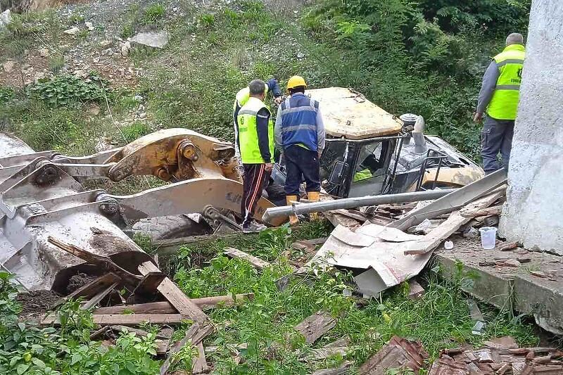 NESREĆA NA GRADILIŠTU KORIDORA 5C Bager sletio u provaliju iza kuće mještanina (FOTO)