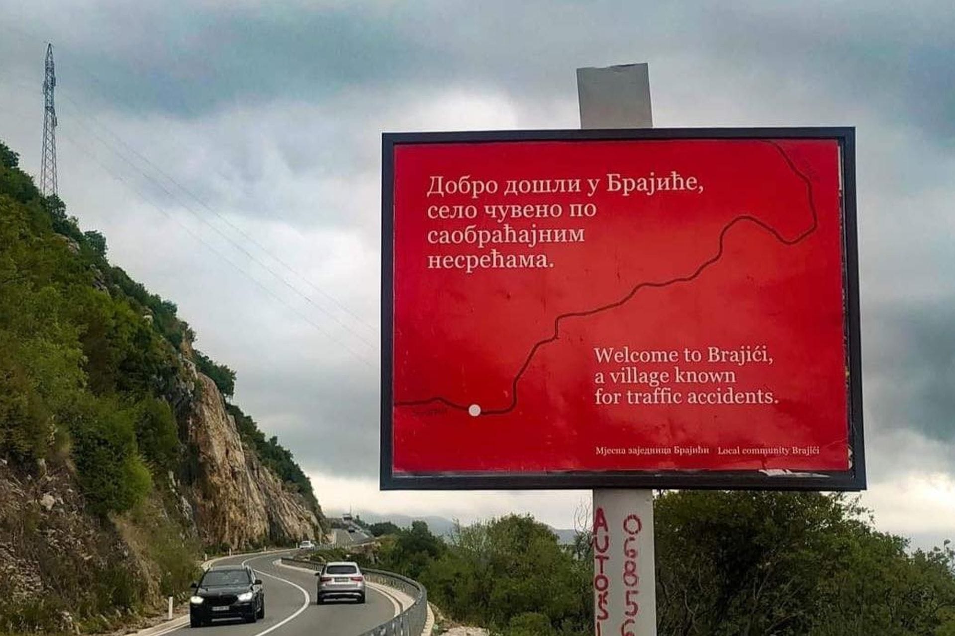 NEVJEROVATAN NATPIS NA BILBORDU ŠOKIRAO VOZAČE Dobrodošli u selo čuveno po saobraćajnim nesrećama