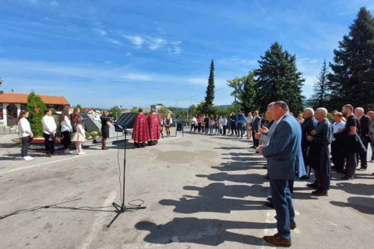 SJEĆANJE NA HRABRE VOJNIKE KOJI SU IZGUBILI ŽIVOTE NA BRANIKU OTADŽBINE Služen pomen za 130 boraca VRS-a u Zalužanima