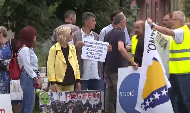 PONOVO ODJEKUJU SKANDALOZNE PORUKE IZ SARAJEVA Okupljeni ispred OHR-a zatražili promjenu imena BiH: "Država treba da se zove Bosna"