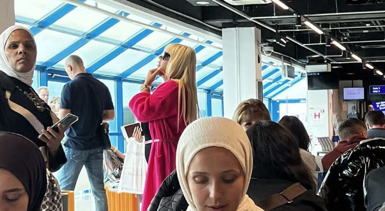 ZNA DA PRIVUČE PAŽNJU Dara Bubamara “uhvaćena” na aerodromu u Sarajevu