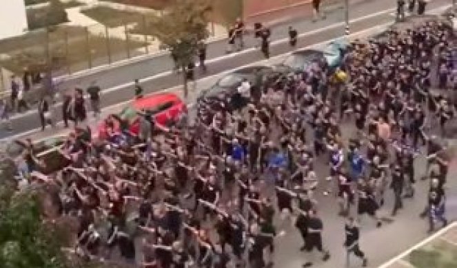 DINAMOVCI MARŠIRALI KROZ MILANO UZ FAŠISTIČKI POZDRAV Skandalozna scena obišla svijet, javnost šokirana (VIDEO)