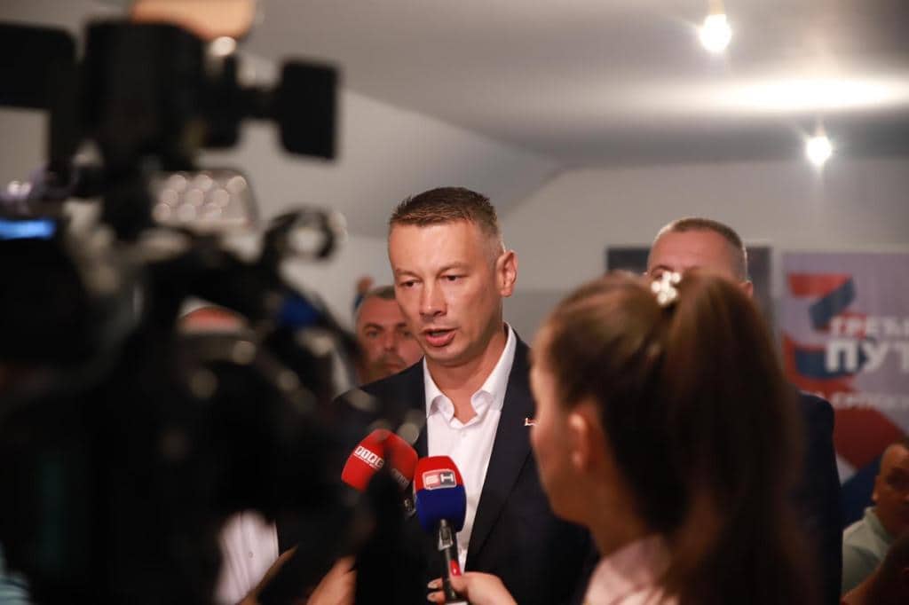 DNS U UGLJEVIKU Nešić i Jovičić razgovarali sa građanima i poručili: "Republika Srpska je nedjeljiva"