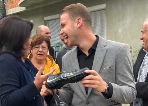 NEVJEROVATNA ZAHVALNICA MJEŠTANA MOTIKA Konačno dobili asfalt, Drašku Stanivukoviću poklonili SNSD najk opanke da ih baci (VIDEO)