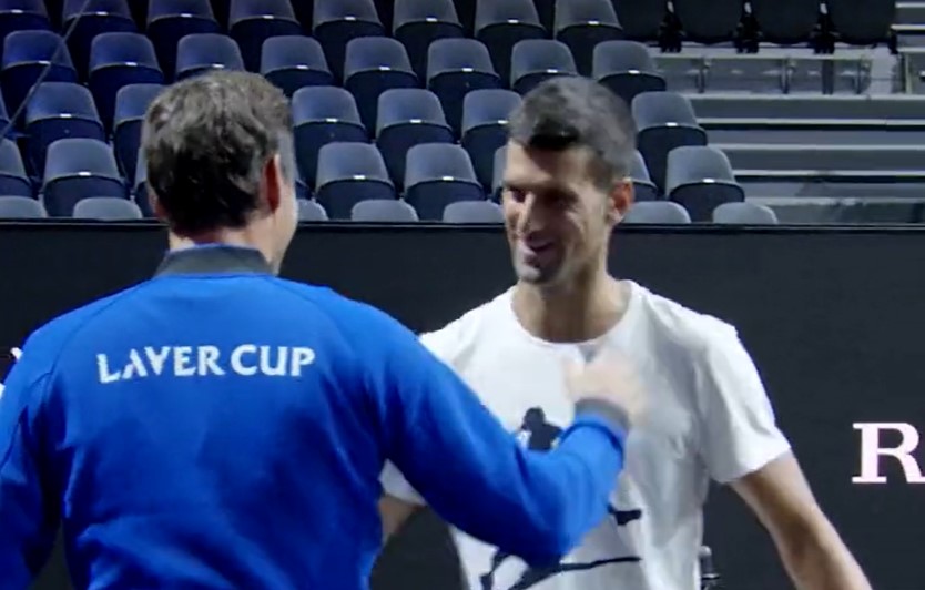 SRDAČAN POZDRAV DVIJE LEGENDE Rodžer Federer srdačno pozdravio Novaka Đokovića na treningu