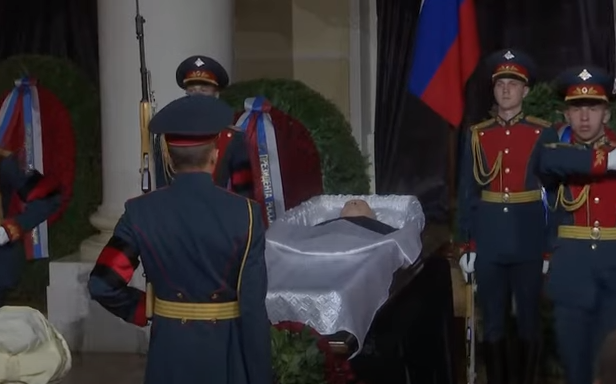 ČUJE SE MUZIKA IZ FILMA "ŠINDLEROVA LISTA" Moskovljani stoje u redovima i ispraćaju Gorbačova, stigao i Orban (VIDEO)
