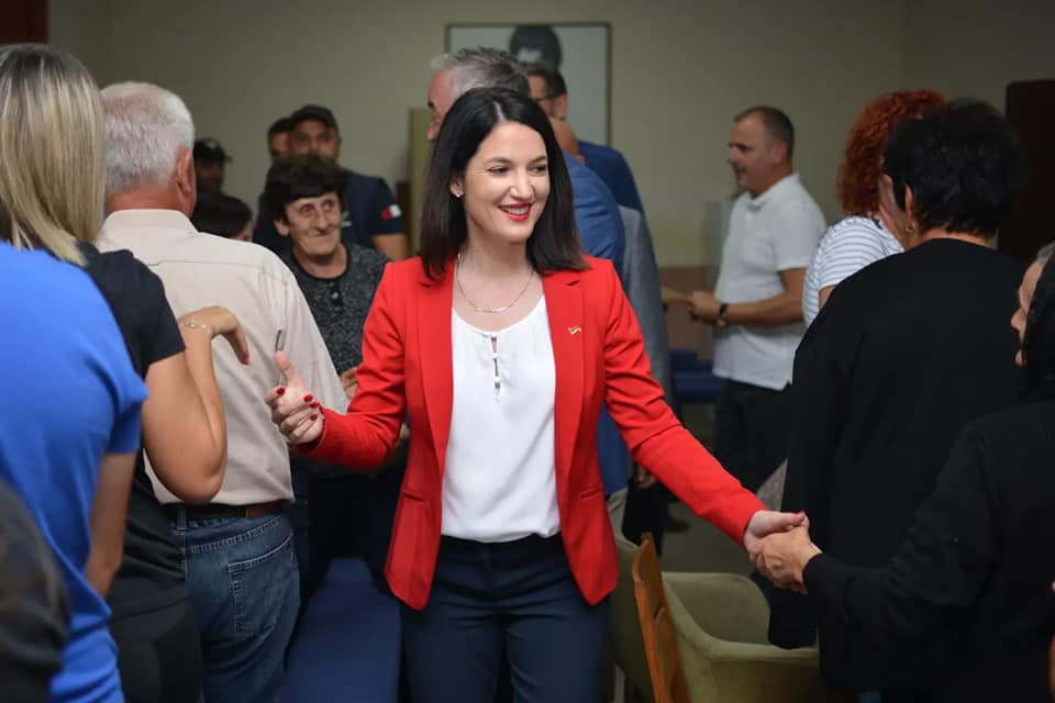 OVO JE ŽENA ZBOG KOJE SE TRESE REŽIM U BANJALUCI Jelenu Trivić u ovom svjetlu do sada nismo vidjeli (VIDEO)