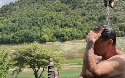 DAME IZGUBILE RAZUM Voditelj Jovan Memedović mokar do gole kože! Stopio se s prirodom i podijelio izazovne kadrove na Instagramu (FOTO)