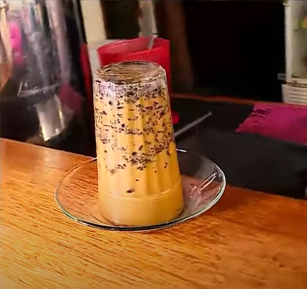 "KUPI KHOP" KAFA POSTALA JE HIT Služi se u čaši okrenutoj naopačke, a evo kakvo joj je porijeklo (VIDEO)