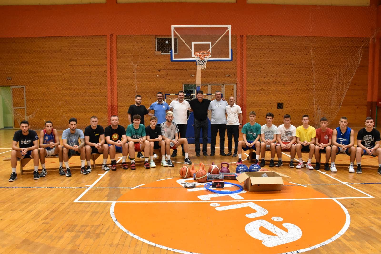 BOLJI DANI ZA KK SLOBODU 73 Pavle Agbaba, Dragan i Dejan Kukavica uz pomoć načelnika opštine Miroslava Drljače vode novogradski klub na pripreme, stigla i oprema u vrijednosti 1.500 KM (FOTO)