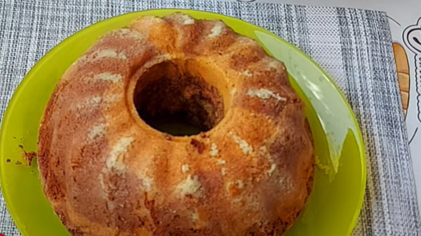 ŠARENI KOLAČ SA ČOKOLADOM Napravite poslasticu po receptu iz bakine kuhinje (VIDEO)