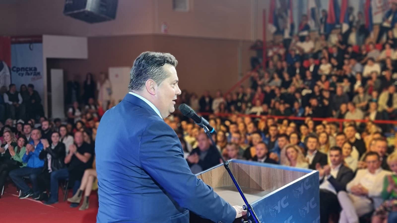 DANAŠNJA TRIBINA REZULTAT POBJEDNIČKE KAMPANJE Radi ogromne gužve tribina je kasnila a mnogi su stajali ili ostali napolju (FOTO)