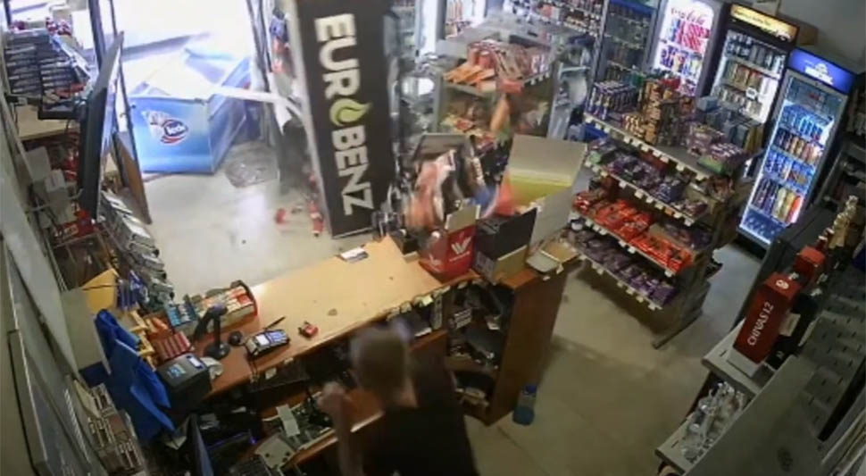 NEVJEROVATAN SNIMAK IZ OKOLINE GRUDA Kamion udario u benzinsku pumpu