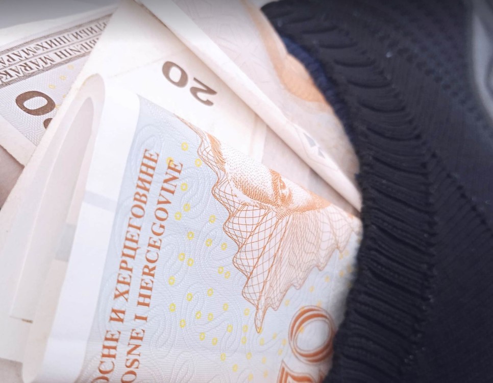 DOKAZ DA LJUDSKOST POSTOJI Volonterka u poklonjenoj odjeći pronašla novac, odmah su javili vlasniku, a evo šta se onda dogodilo