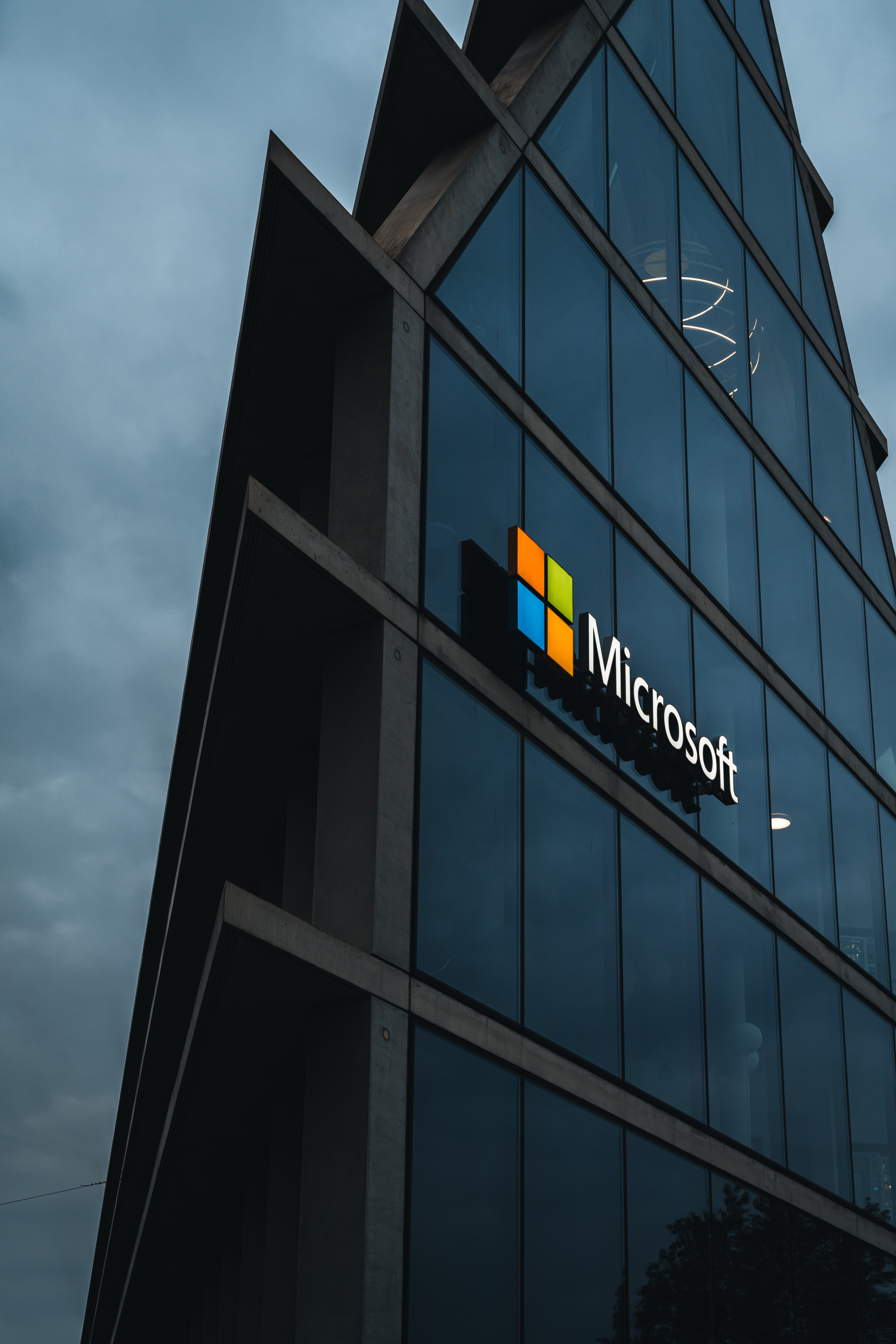 ZBOG KRŠENJA AUTORSKIH PRAVA “Njujork tajms” tužio “Majkrosoft” i “OpenAI”