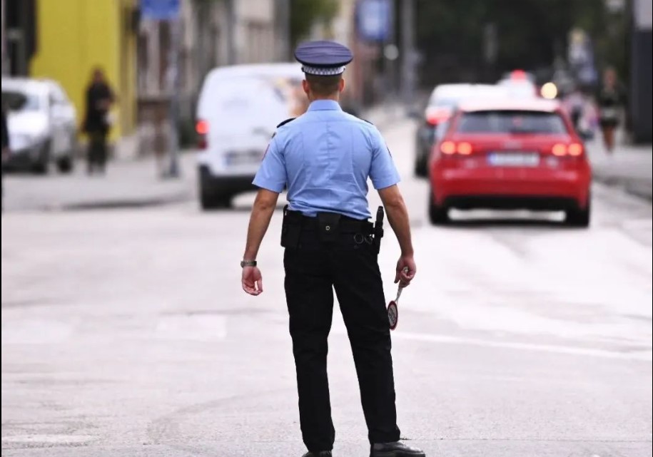 DRAMA U ŠIPOVU Nadrogiran automobilom pokušao da nasrne na policajca
