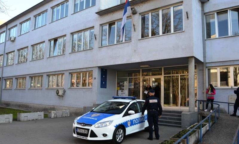 BAHATI VOZAČ NASRNUO NA SLUŽBENO LICE Audijem proletio pored patrole, kada je konačno zaustavljen, udario policajca