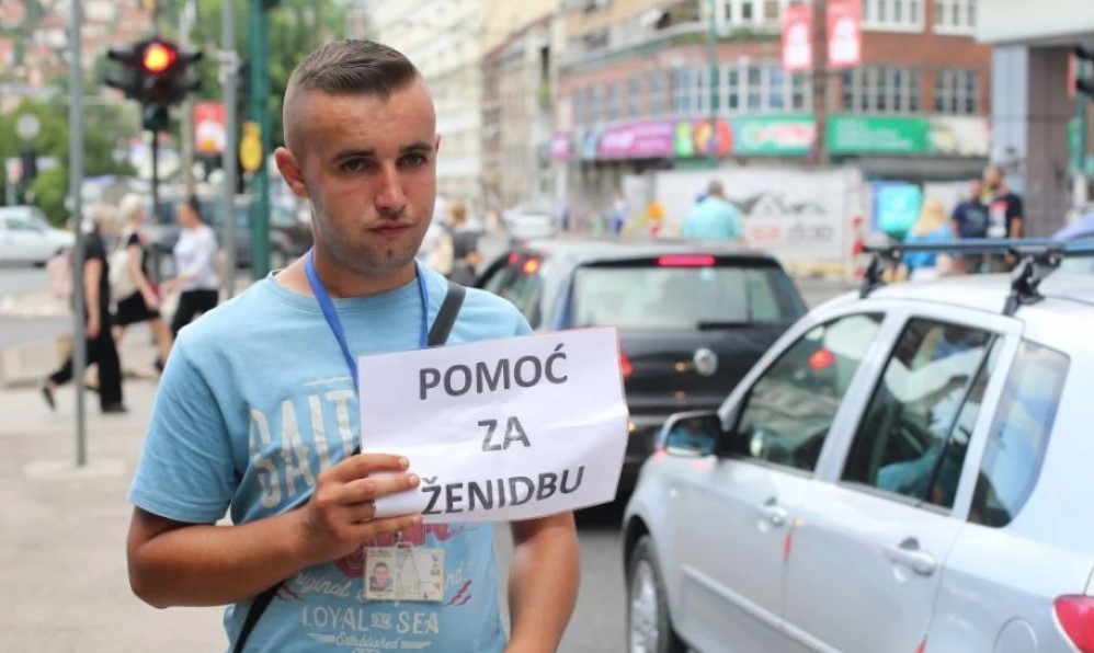 GRAĐANI GA PODRŽAVAJU Mladić u Sarajevu prikuplja novac za ženidbu