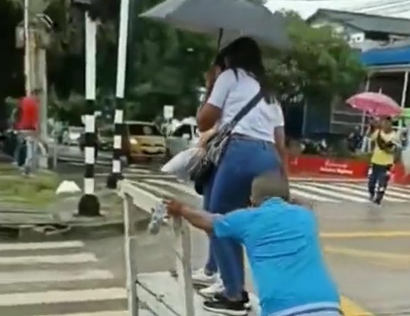 IMA POSLA KO HOĆE DA RADI Muškarac smislio zanimljiv način kako da pomogne građanima (VIDEO)