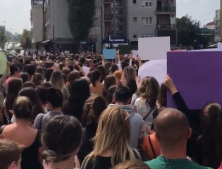 SIMBOL KOSOVSKOG "PATRIJARHALNOG SISTEMA" Okupili se građani u Prištini, traže smrtnu kaznu za silovatelje jedanaestogodišnje djevojčice (VIDEO)