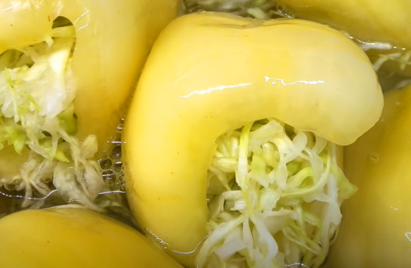 PRIPREMITE ZIMNICU Punjene paprike sa kupusom bez konzervansa, vinobrana i sirćeta (VIDEO)