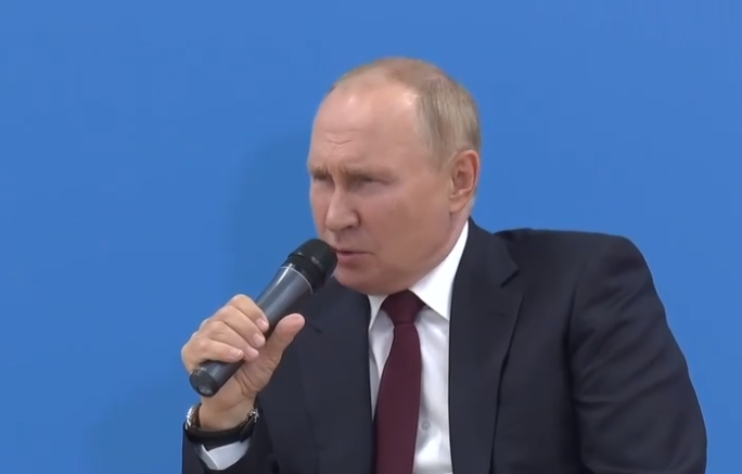 NOVI VIDEO IZAZVAO SUMNJU Putinova noga neobično trza tokom razgovora (VIDEO)