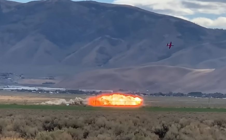 AVION EKSPLODIRAO I PRETVORIO SE U VATRENU KUGLU Pogledajte šokantan snimak pada (VIDEO)