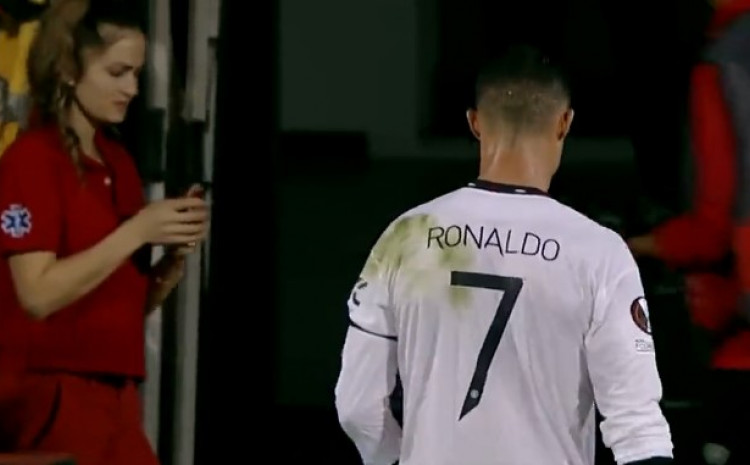 KRISTIJANO RONALDO NA METI KRITIKA Pogledajte kako je reagovao kada je djevojka zatražila fotografiju s njim (VIDEO)
