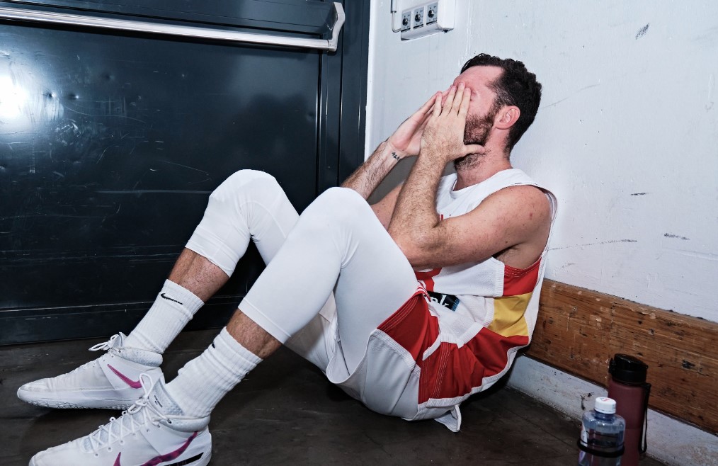 SJEO NA POD I POČEO DA PLAČE Najemotivnija scena poslije finala Eurobasketa, Fernandeza "slomile" emocije (FOTO)